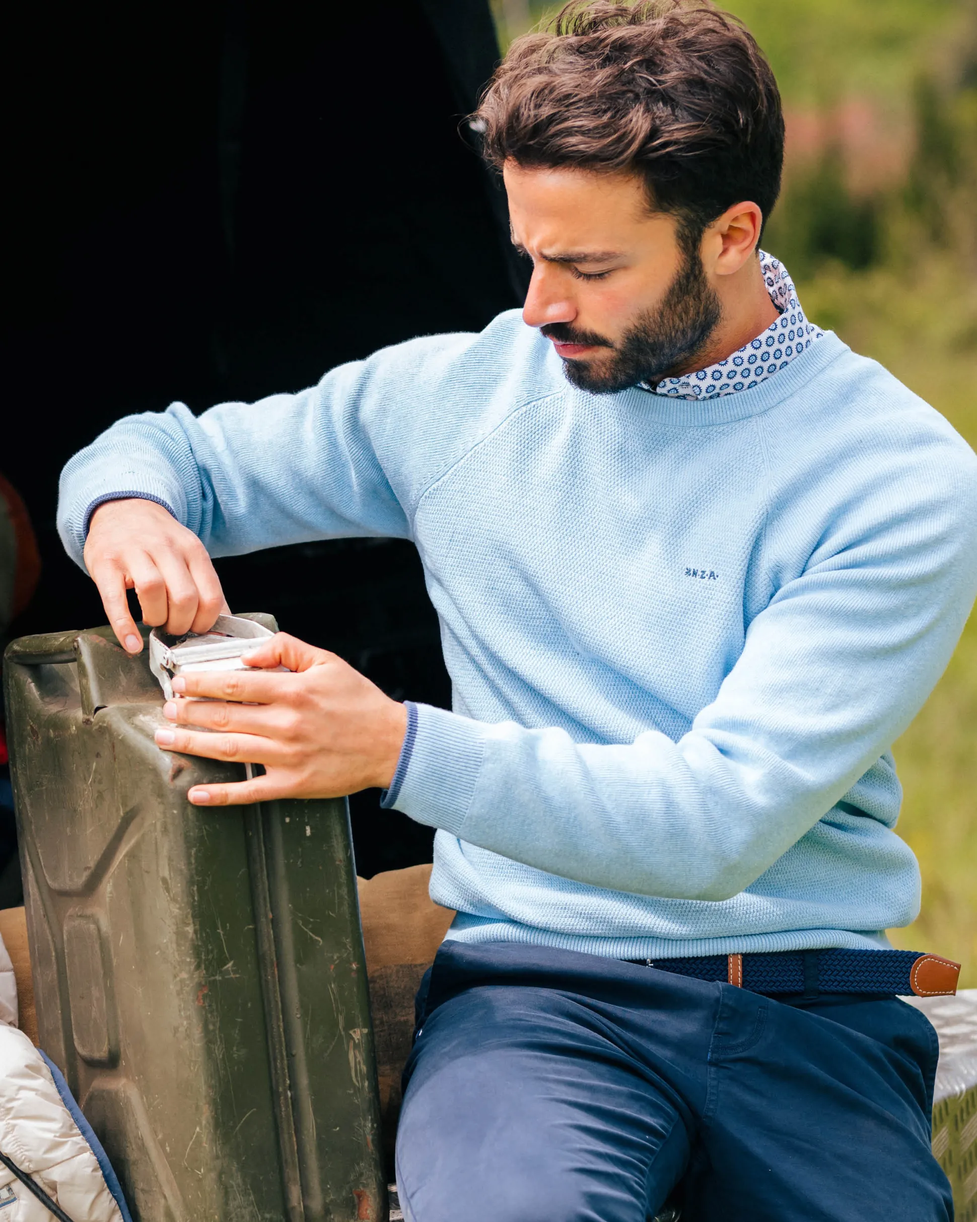 Blue plain pullover with round neck