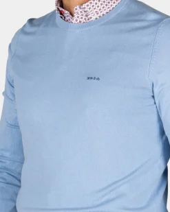 Blue pullover with round neck