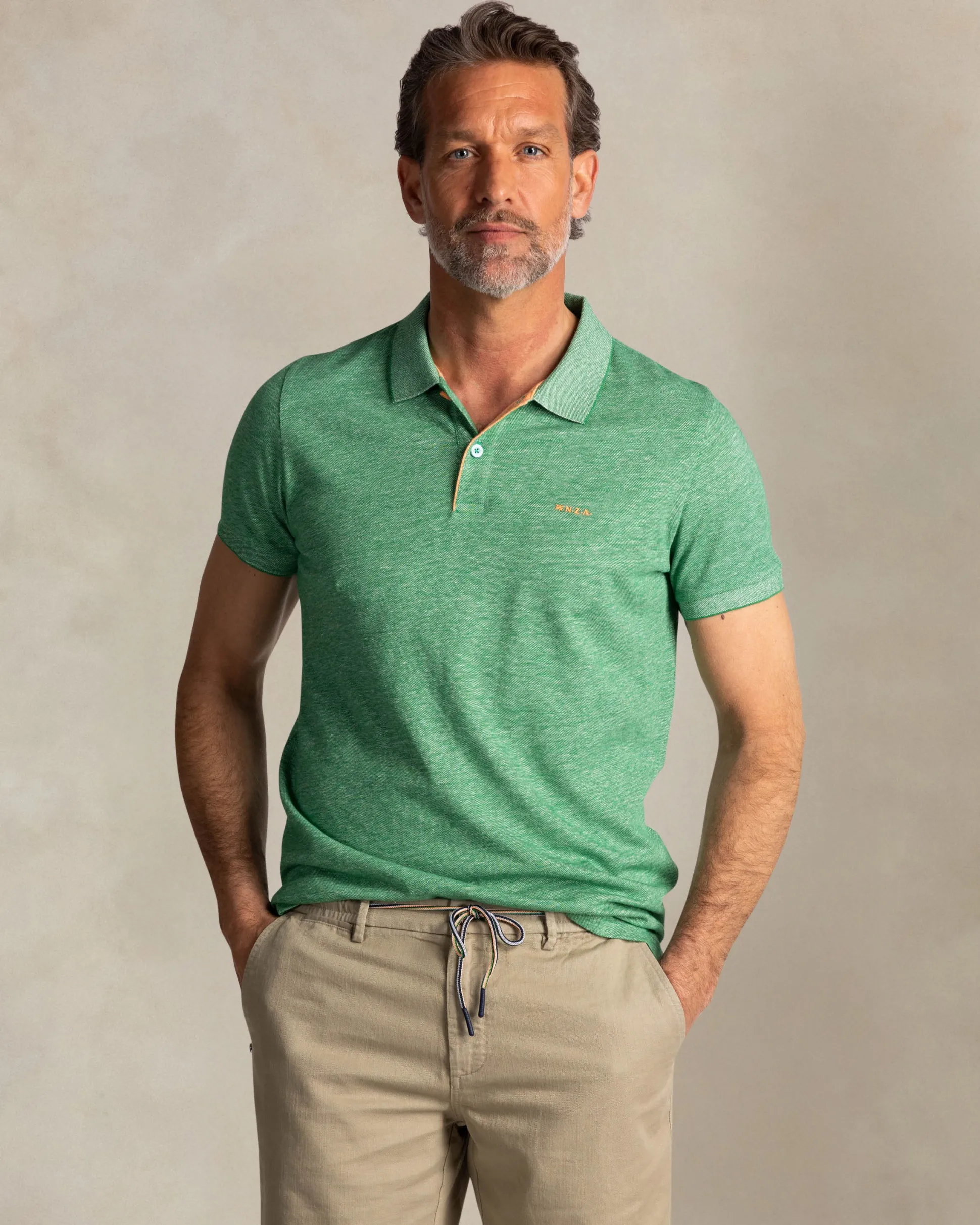 Green solid polo made of cotton and linen