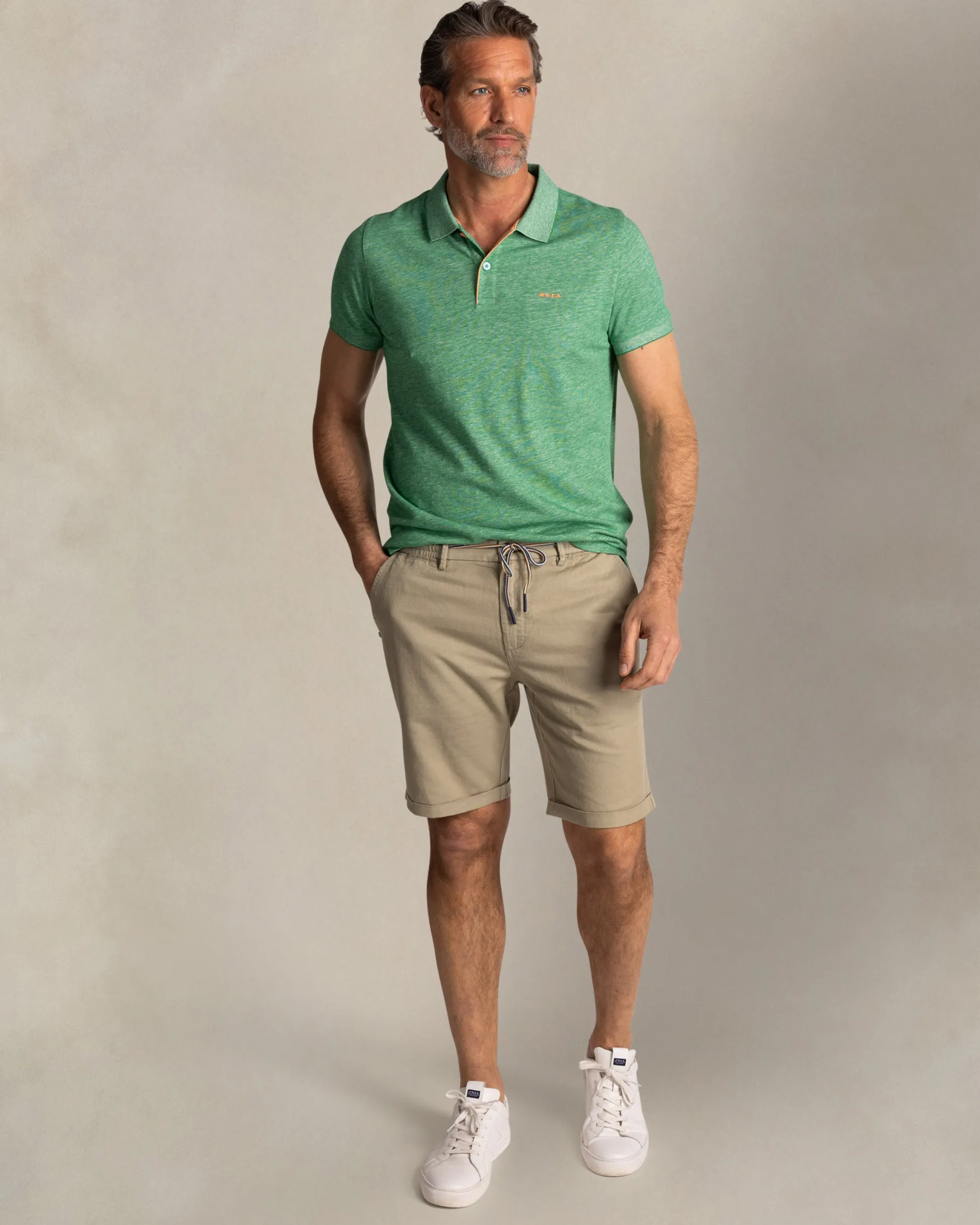 Green solid polo made of cotton and linen
