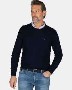 Navy pullover with round neck