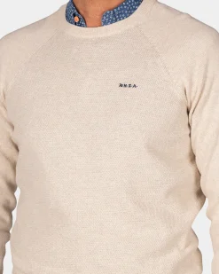 White plain pullover with round neck
