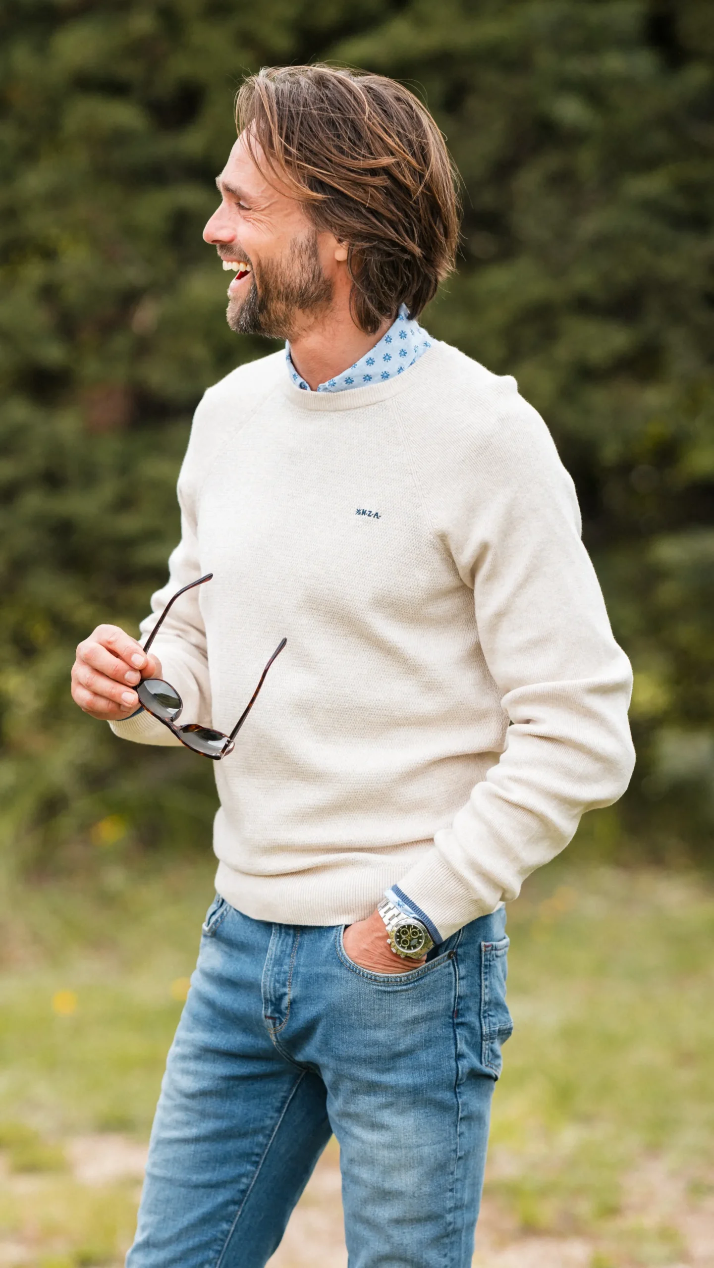White plain pullover with round neck